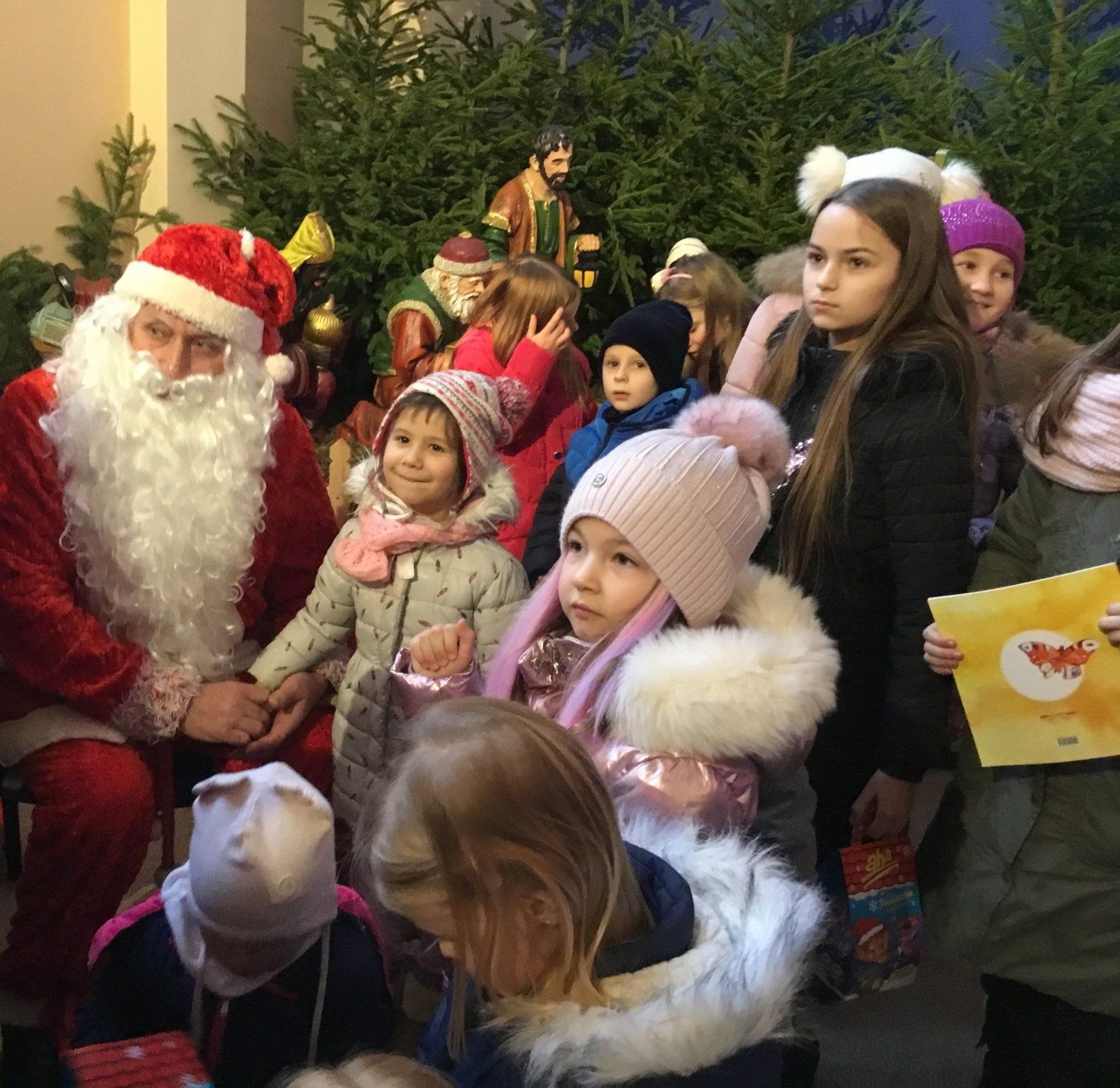 Domeikavos bažnyčioje vaikus aplankė Kalėdų Senelis