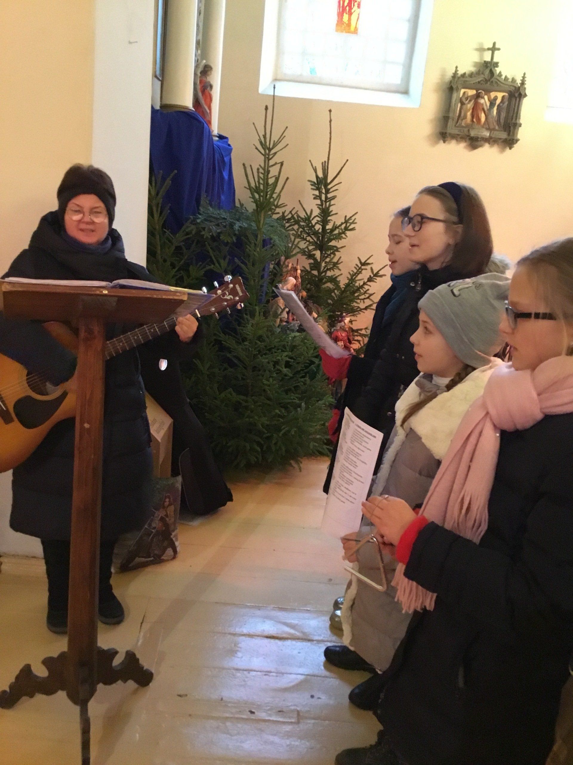 Lapių bažnyčioje vaikus aplankė Kalėdų Senelis