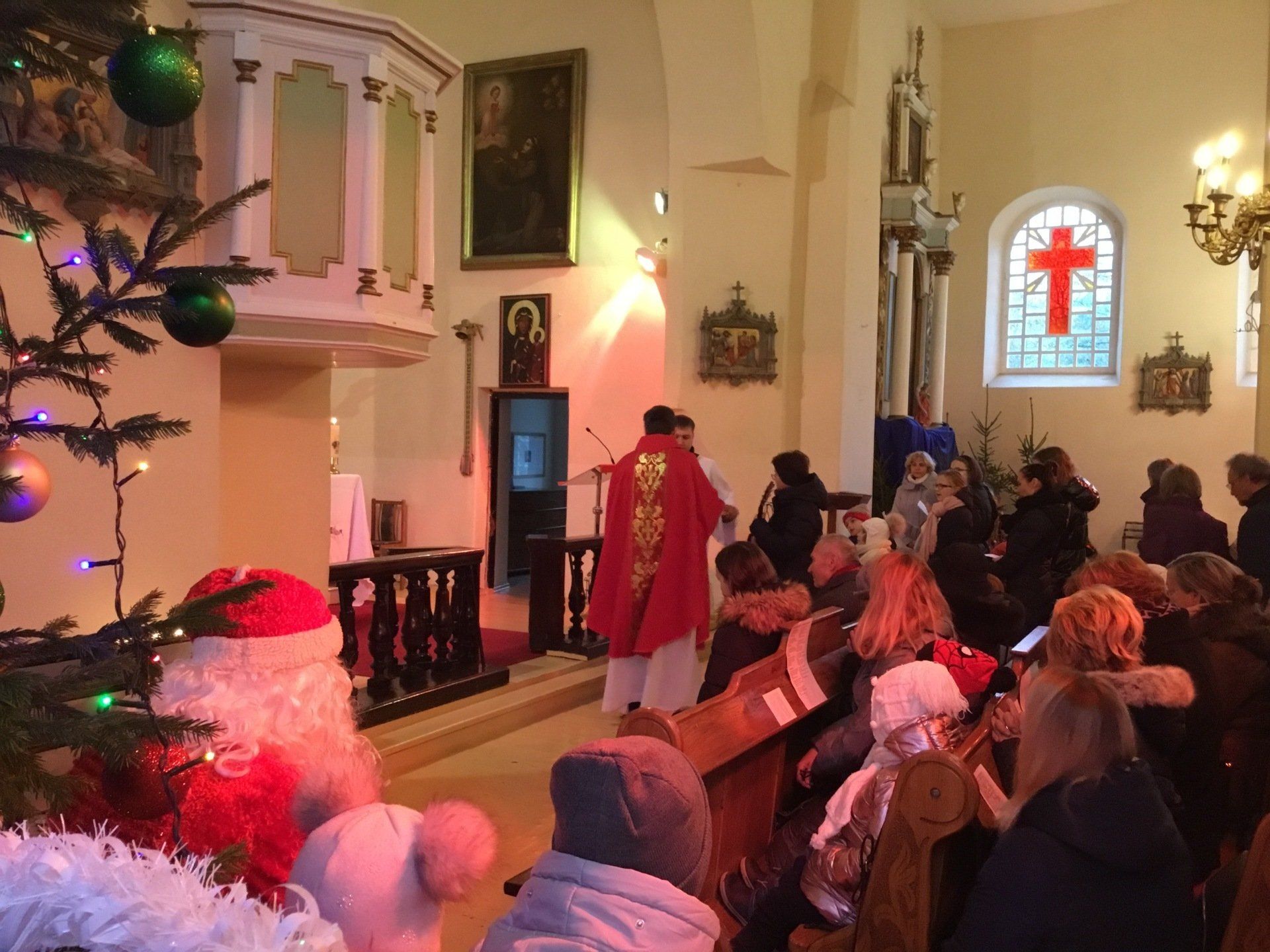 Lapių bažnyčioje vaikus aplankė Kalėdų Senelis