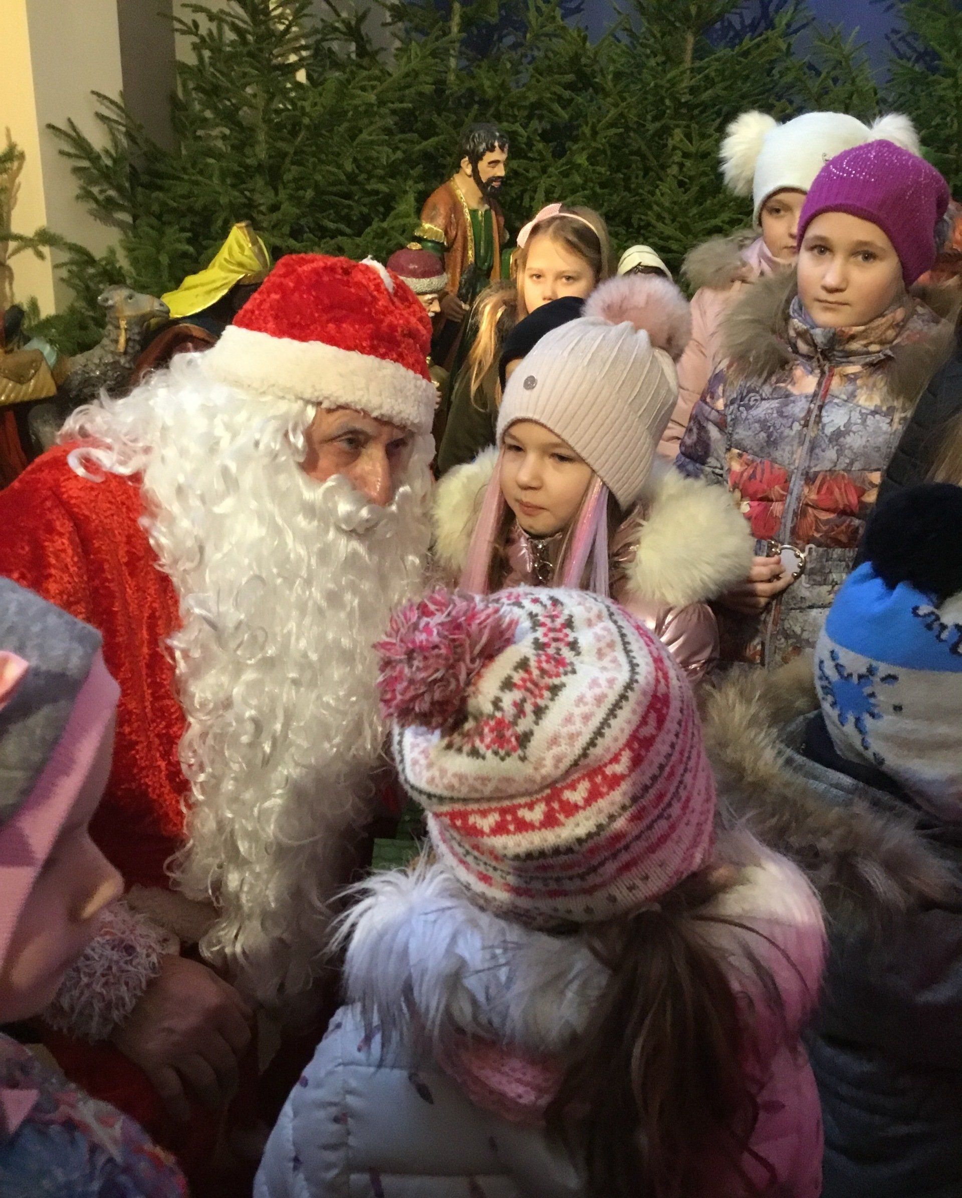 Domeikavos bažnyčioje vaikus aplankė Kalėdų Senelis