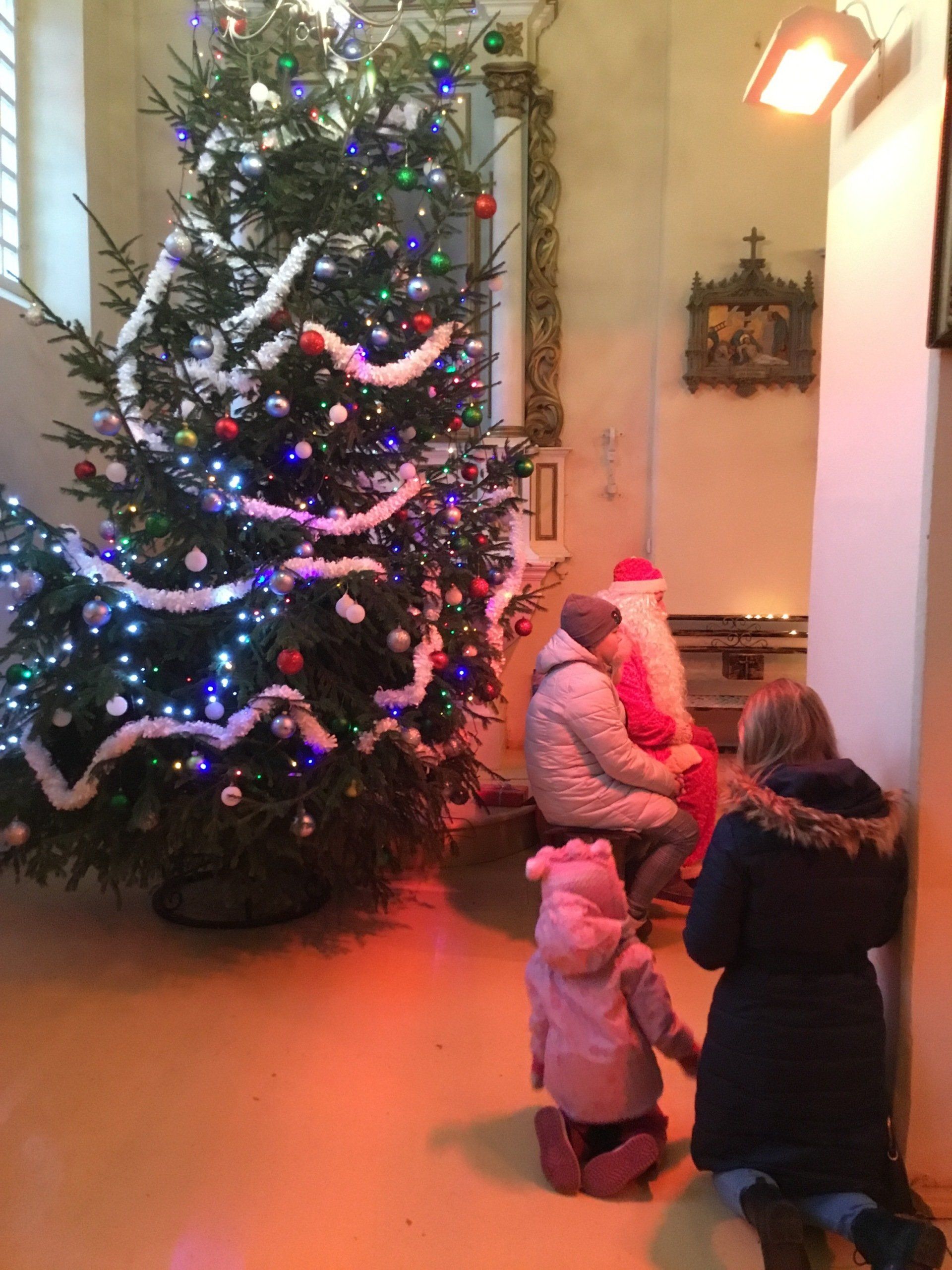 Lapių bažnyčioje vaikus aplankė Kalėdų Senelis