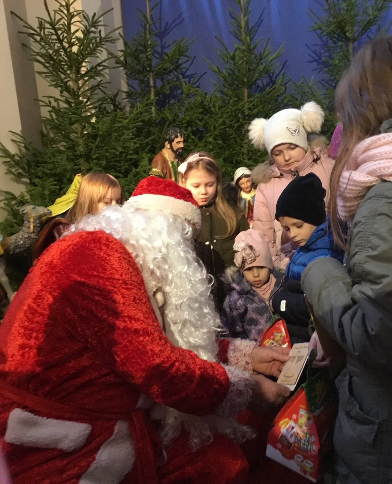 Domeikavos bažnyčioje vaikus aplankė Kalėdų Senelis