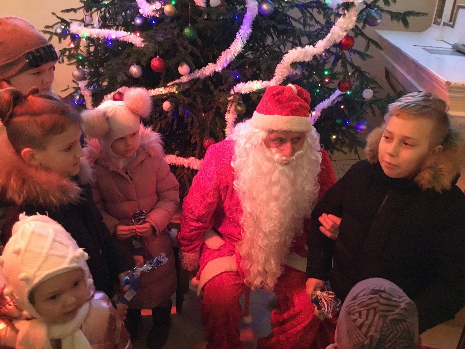 Lapių bažnyčioje vaikus aplankė Kalėdų Senelis