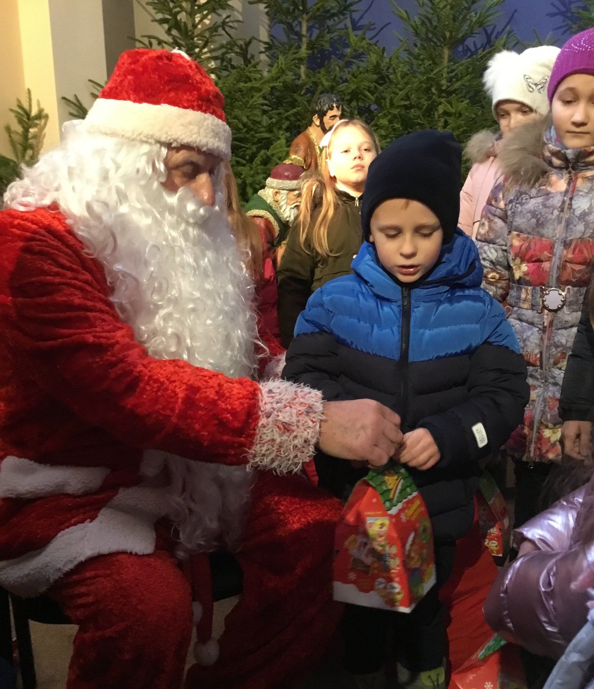 Domeikavos bažnyčioje vaikus aplankė Kalėdų Senelis