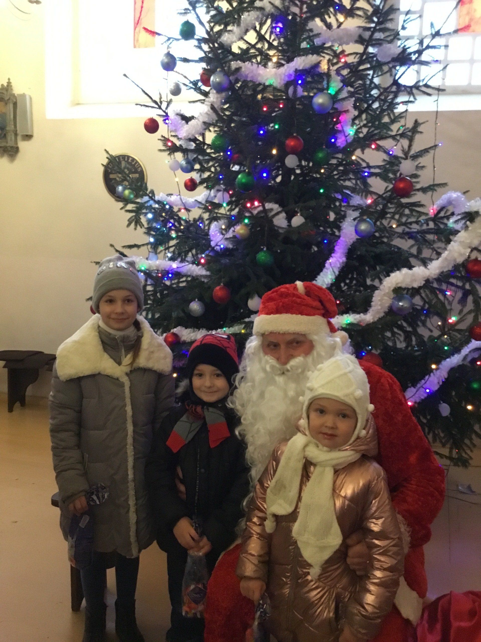 Lapių bažnyčioje vaikus aplankė Kalėdų Senelis