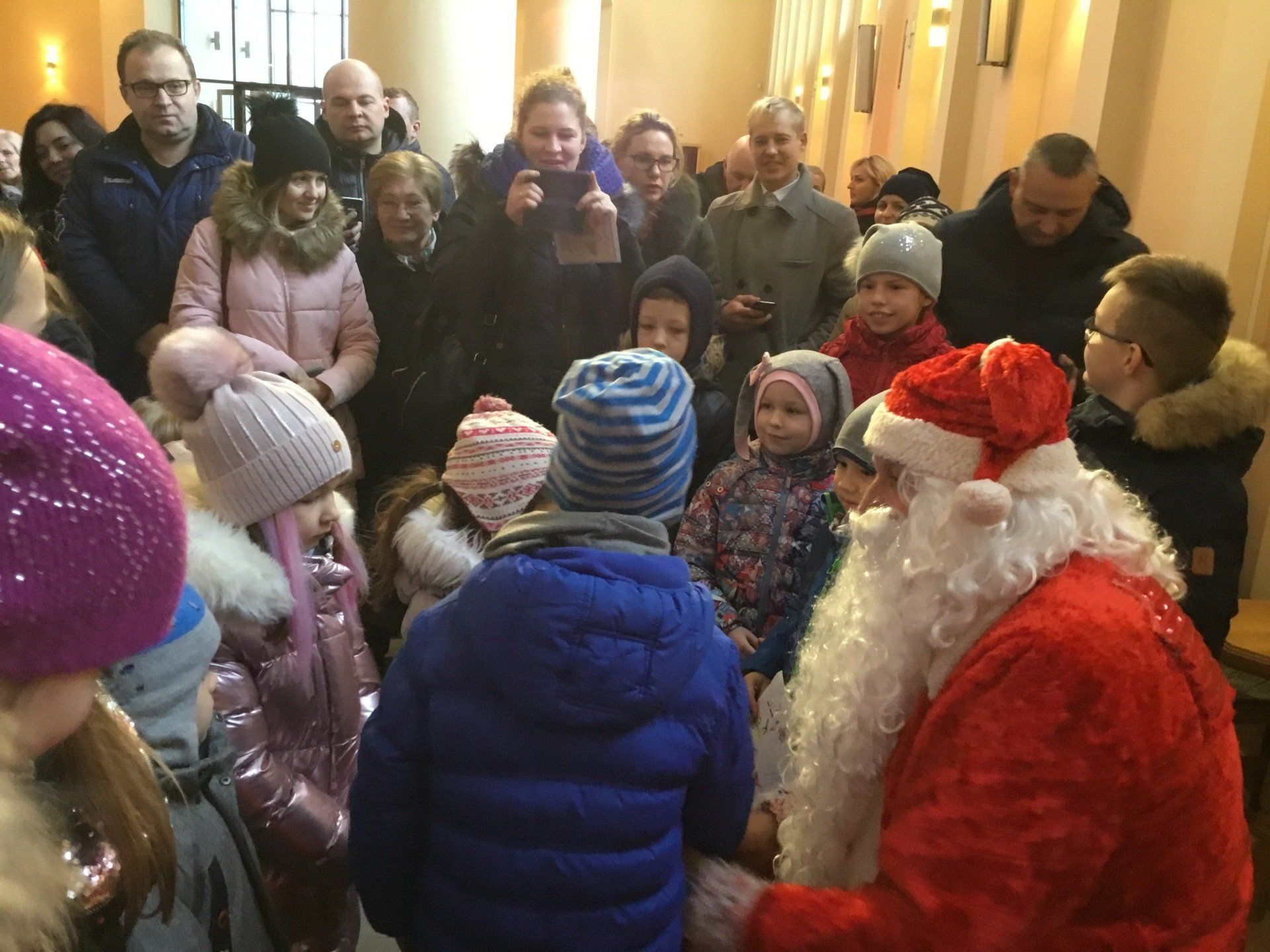 Domeikavos bažnyčioje vaikus aplankė Kalėdų Senelis