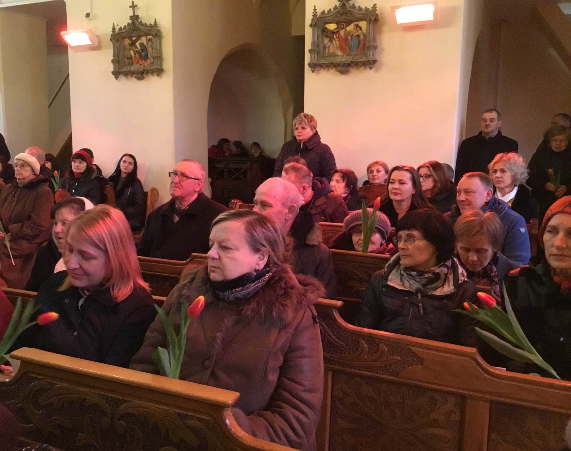 Bažnyčioje gėlės Moters dienos proga