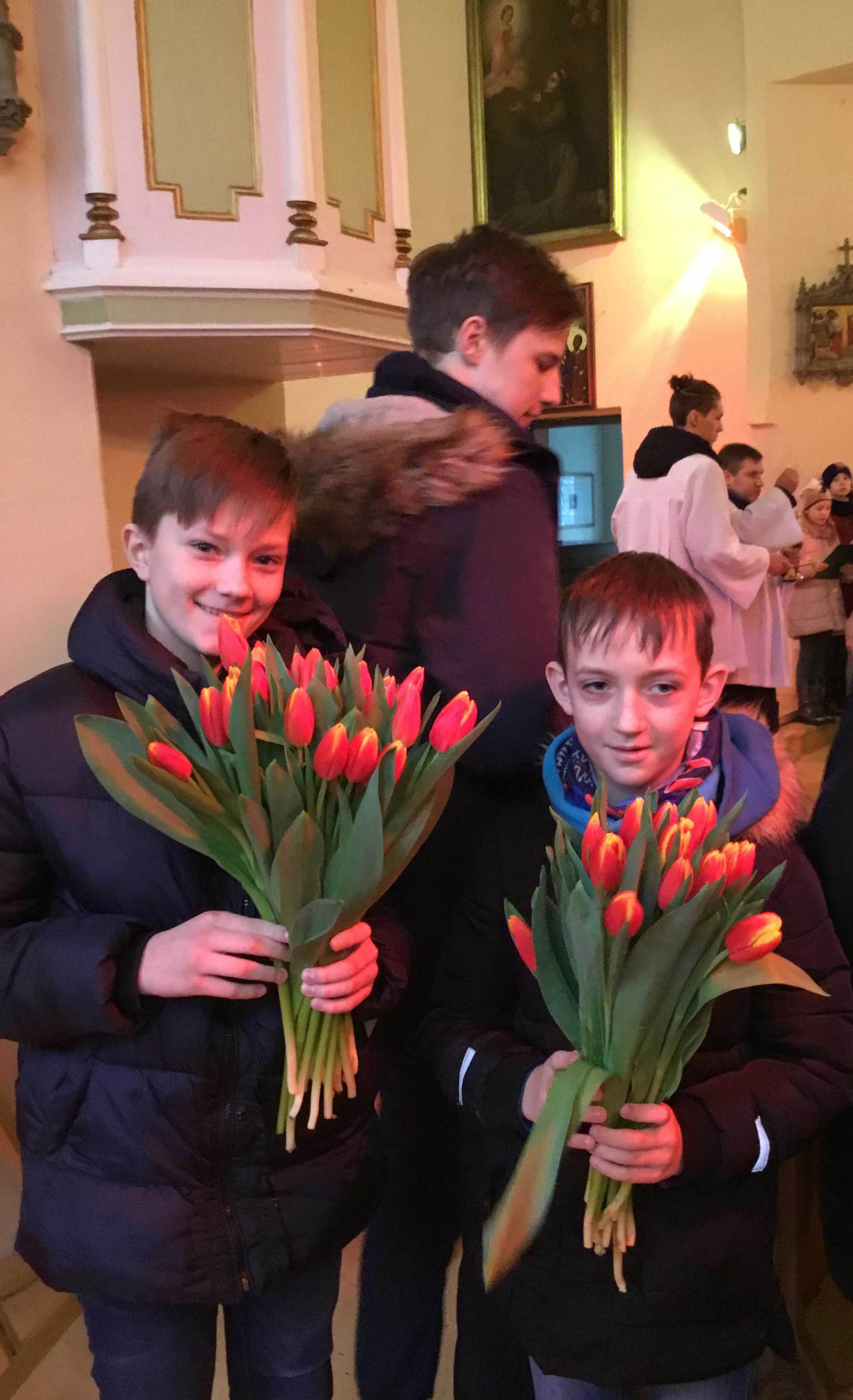 Bažnyčioje gėlės Moters dienos proga