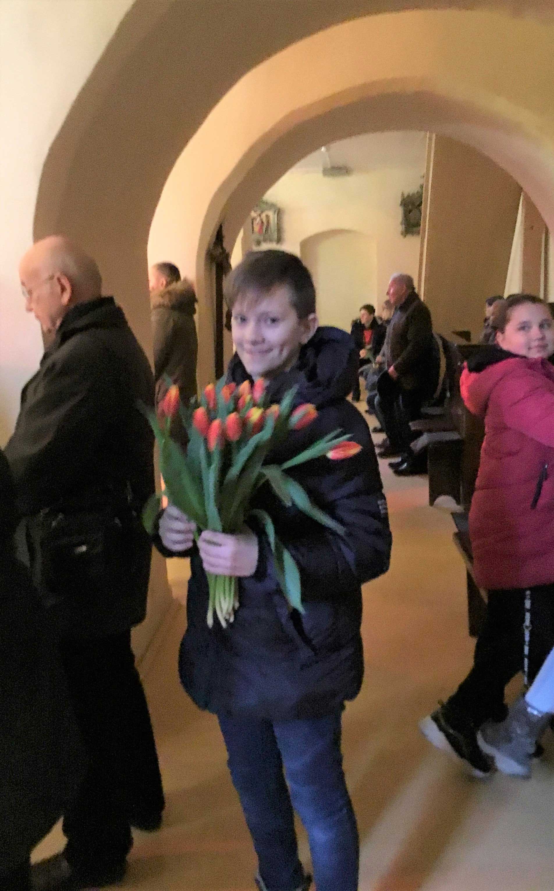 Bažnyčioje gėlės Moters dienos proga