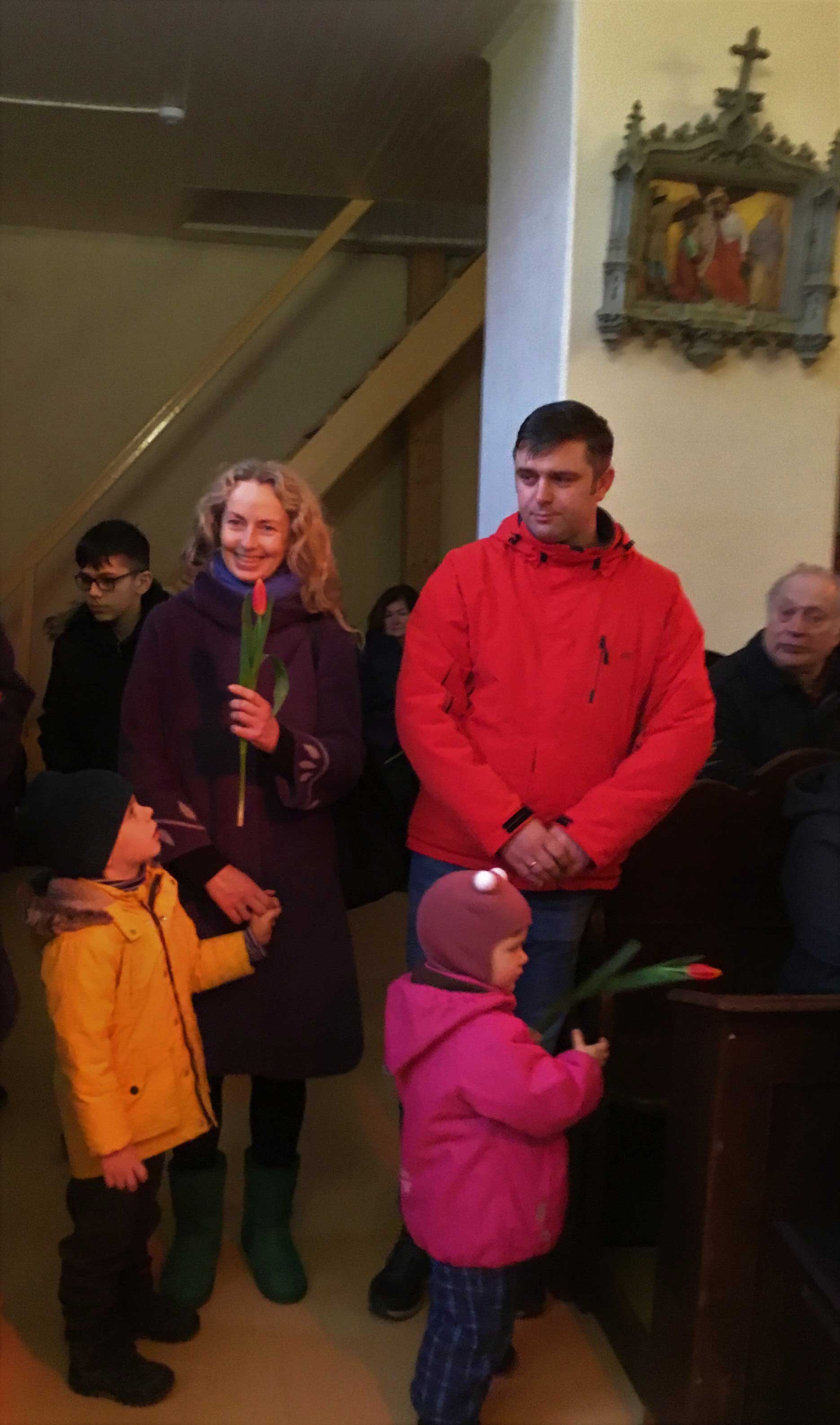 Bažnyčioje gėlės Moters dienos proga