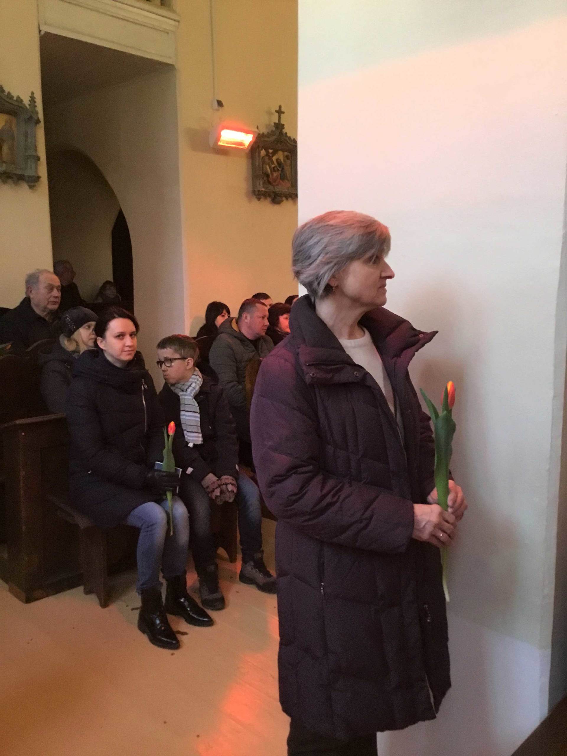 Bažnyčioje gėlės Moters dienos proga