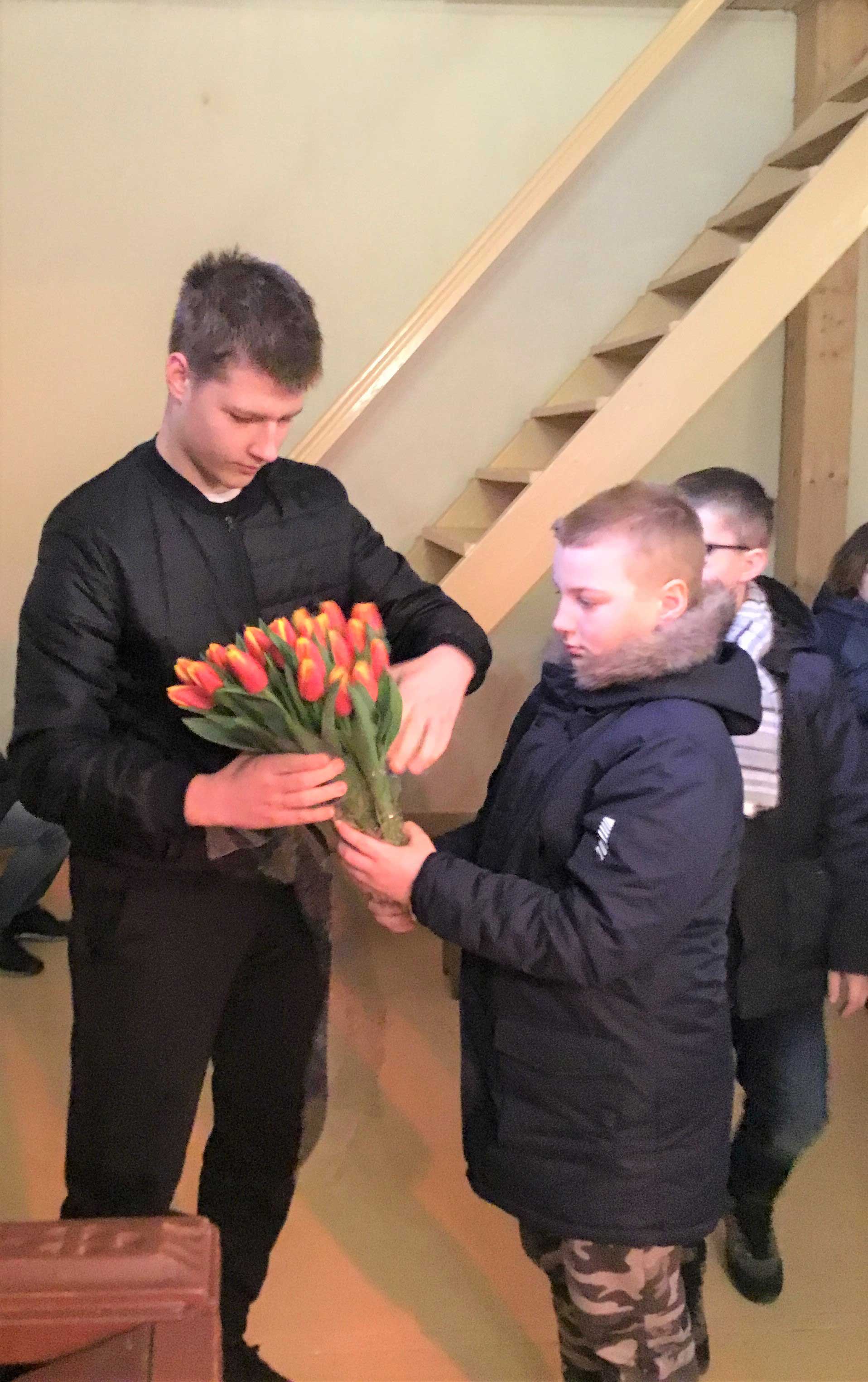 Bažnyčioje gėlės Moters dienos proga