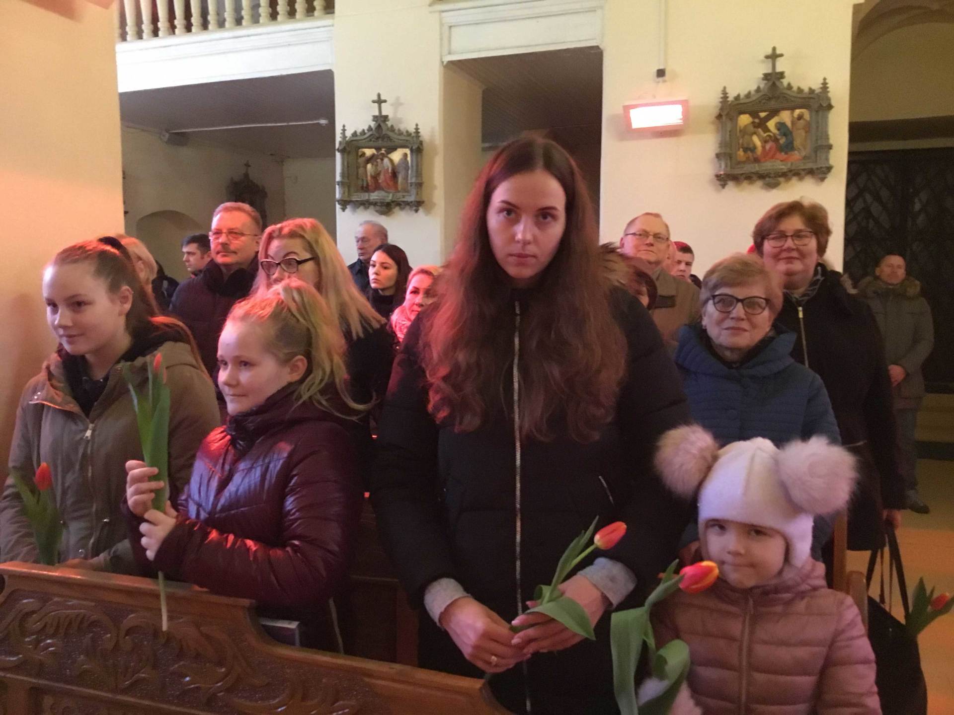 Bažnyčioje gėlės Moters dienos proga