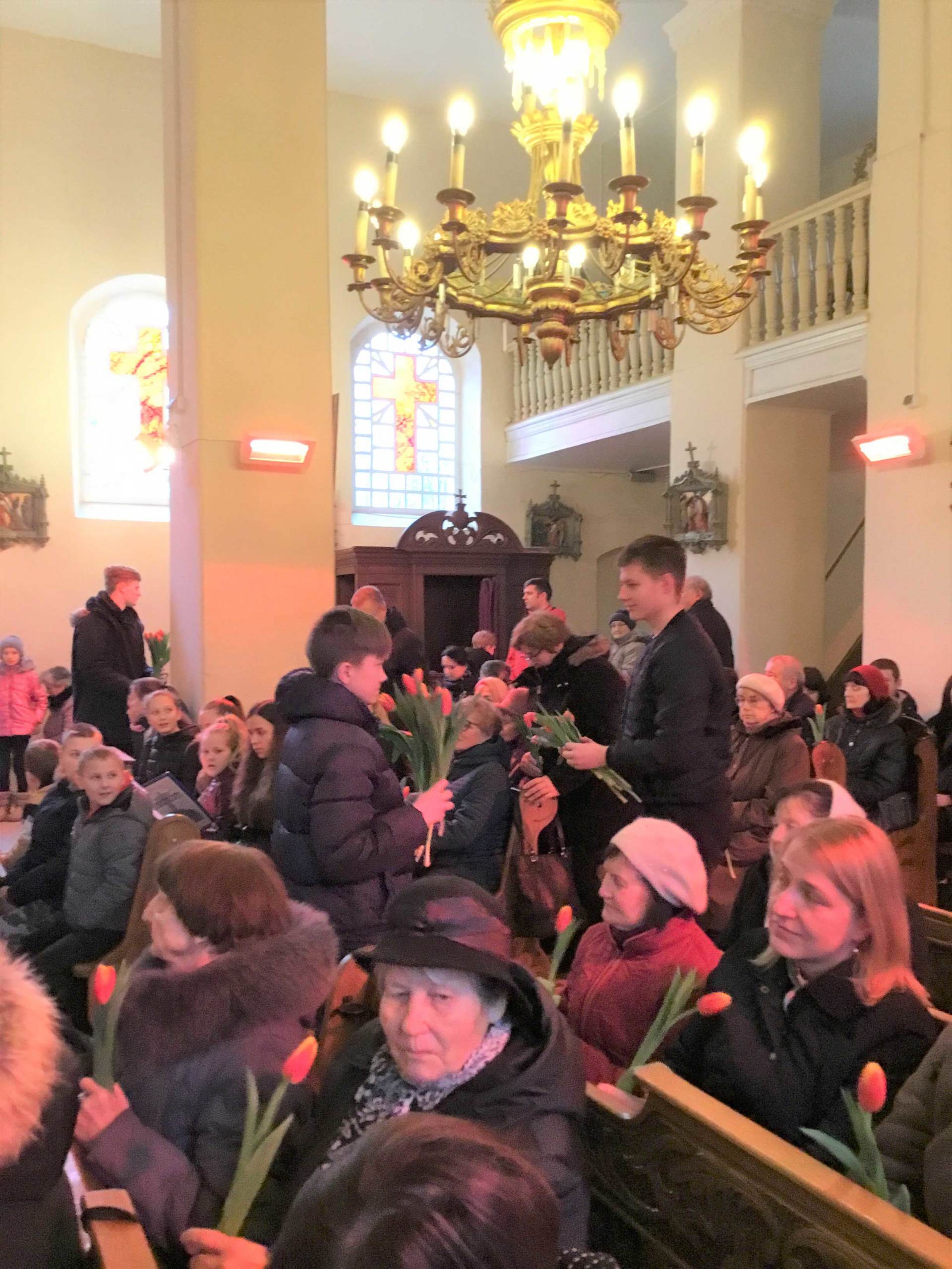 Bažnyčioje gėlės Moters dienos proga