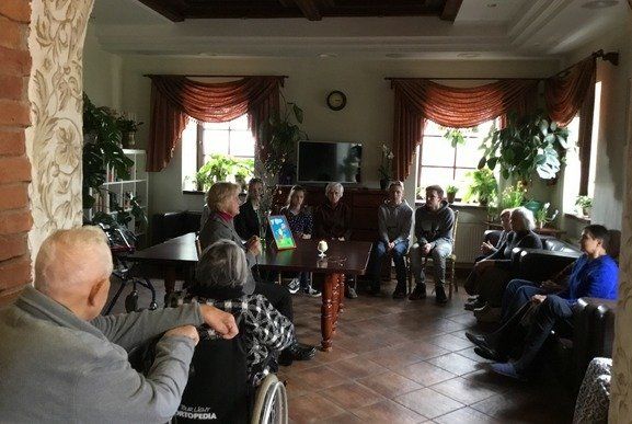 senelių globos namuose