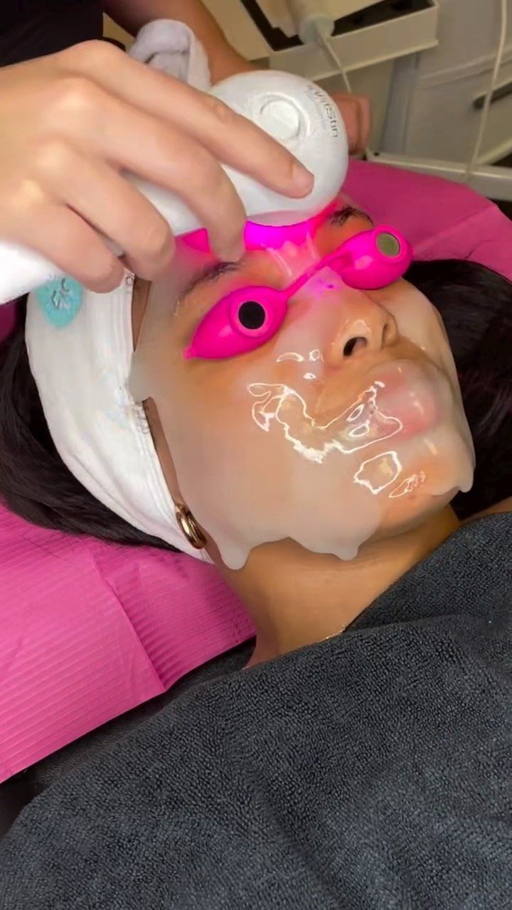Facial service with a jelly mask