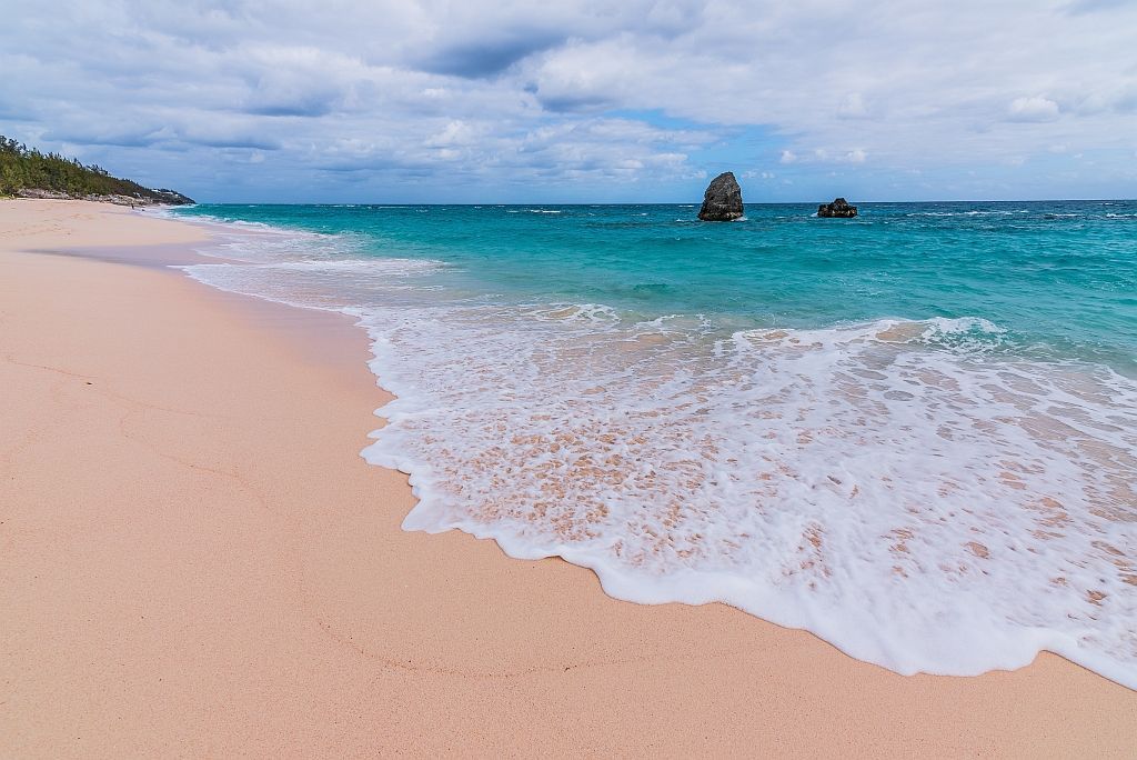 Bermuda pink sand and turquoise water
