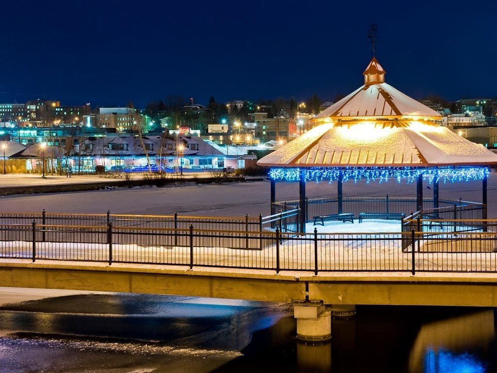 Sherbrooke Des Draveurs Walkway Illuminated