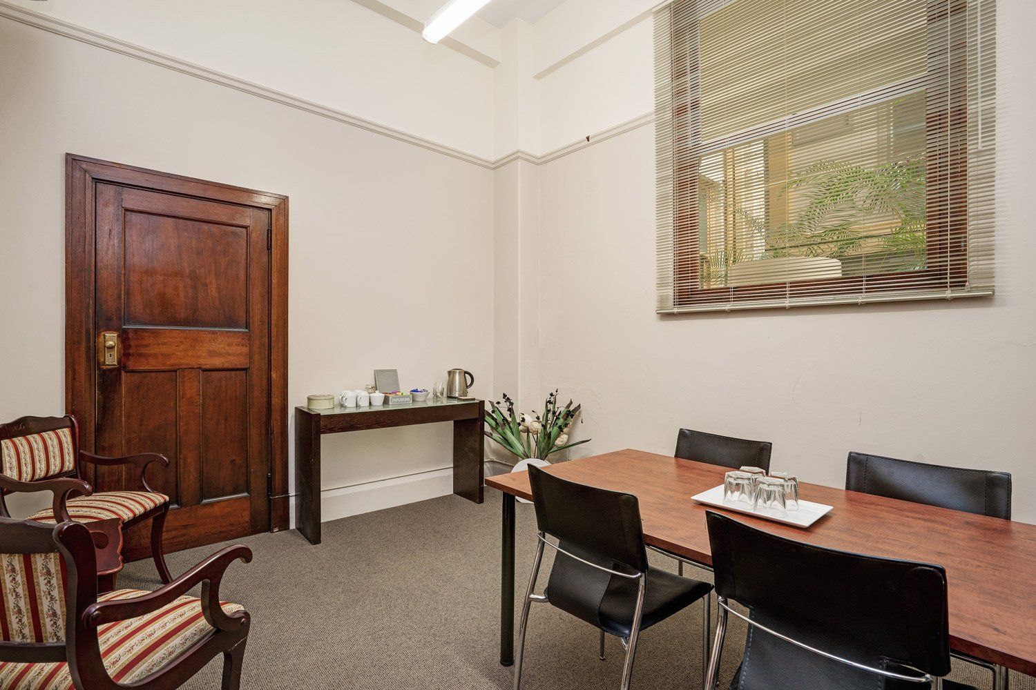 4 seater meeting room