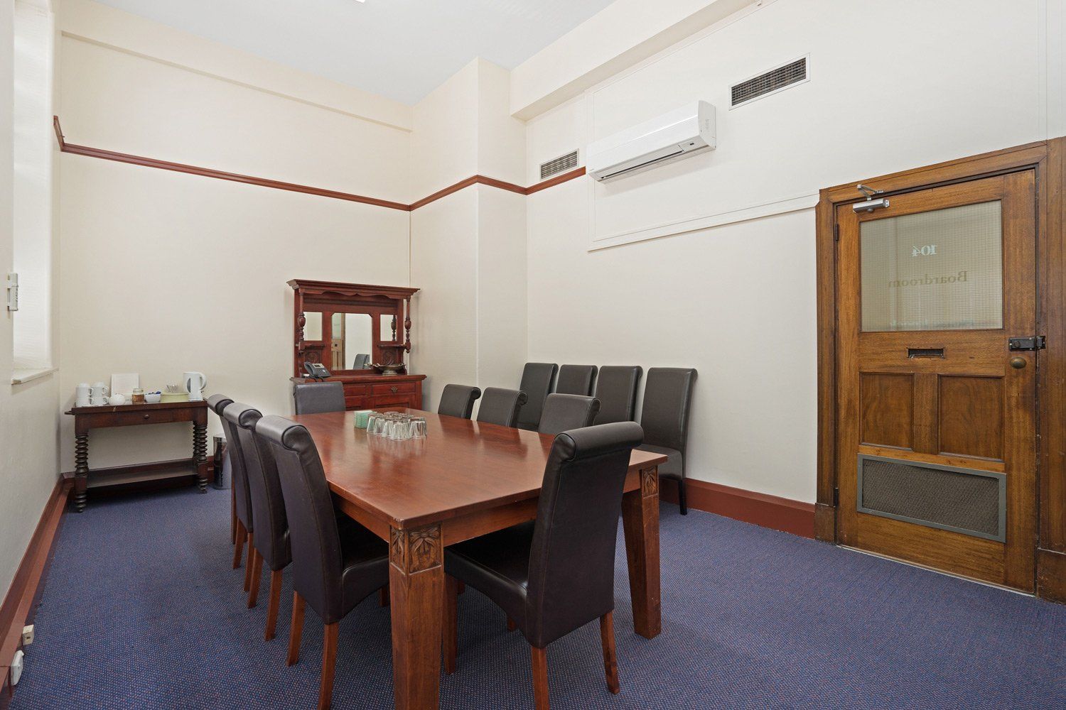 8 seater meeting room