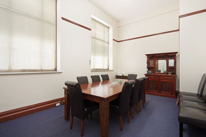8 seater meeting room
