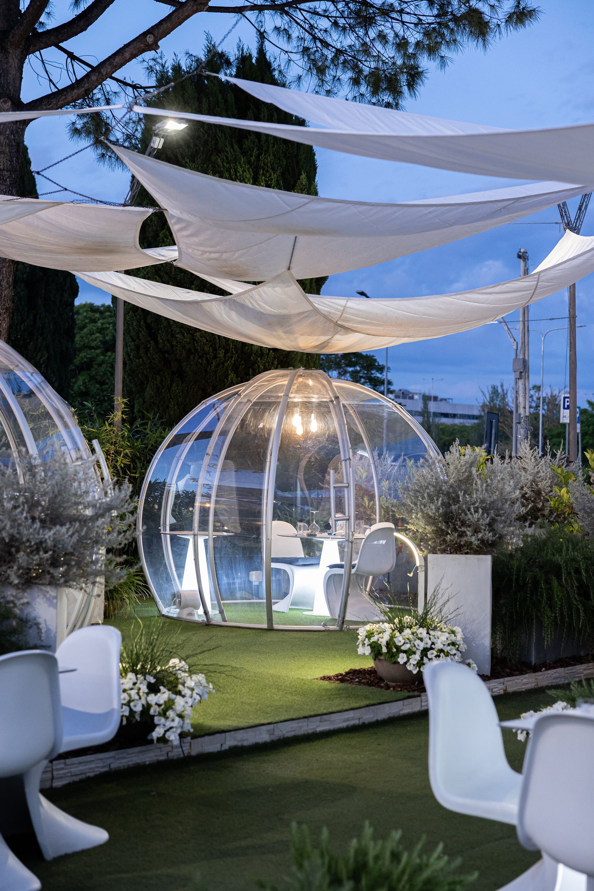 Goditi un'esperienza unica e avvolgente all'interno di un Igloo del nostro Igloo Garden al CLASS Ristorante Cocktail Bar