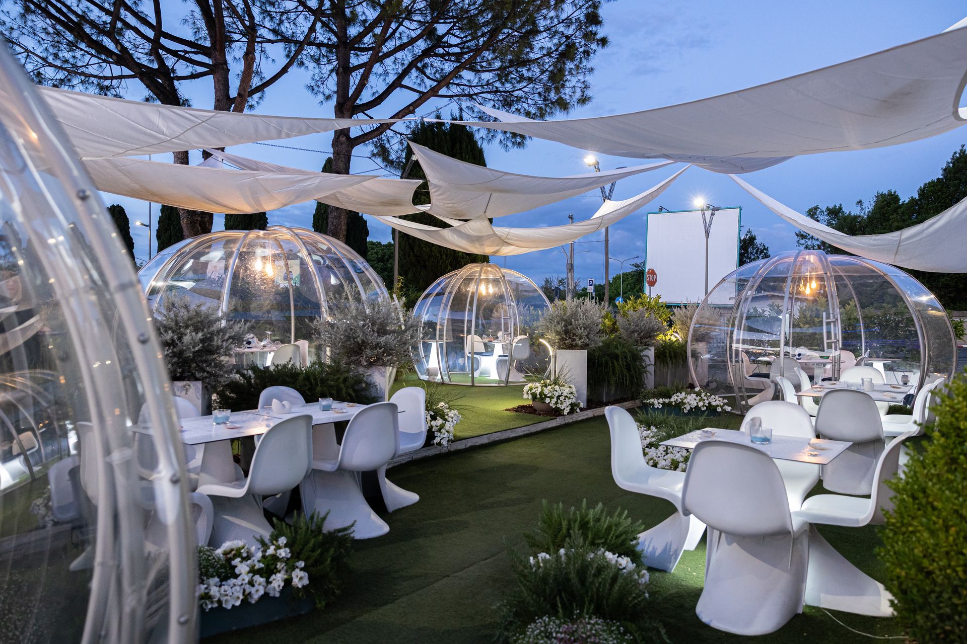 Goditi un'esperienza unica e avvolgente all'interno di un Igloo del nostro Igloo Garden al CLASS Ristorante Cocktail Bar