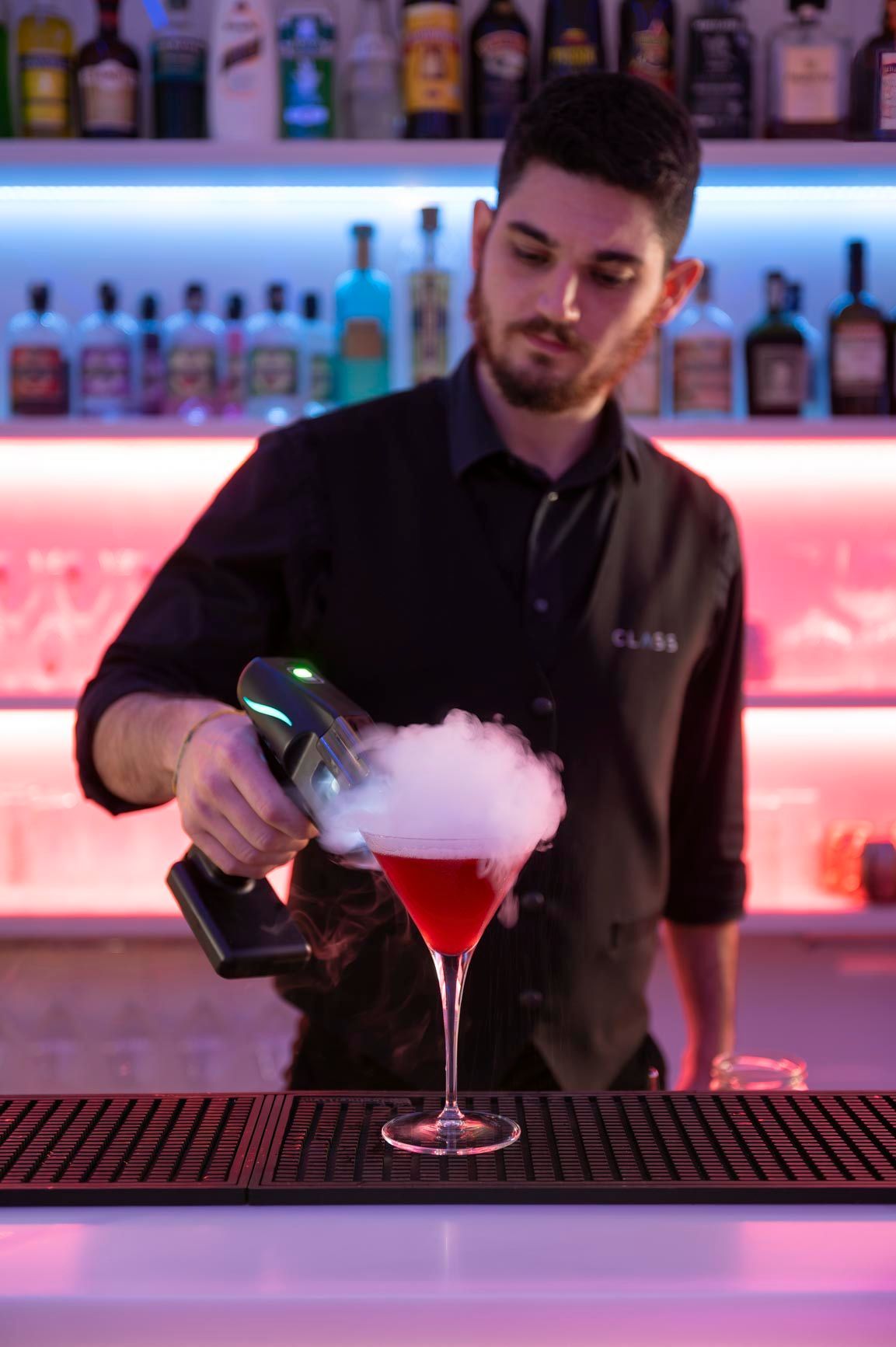 Foto della preparazione di un cocktail del CLASS Ristorante Cocktail Bar a Roma