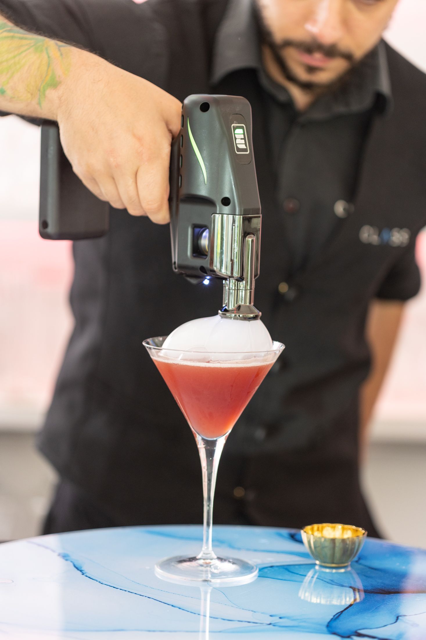 Foto di un cocktail bolle di fumo del CLASS Ristorante Cocktail Bar a Roma