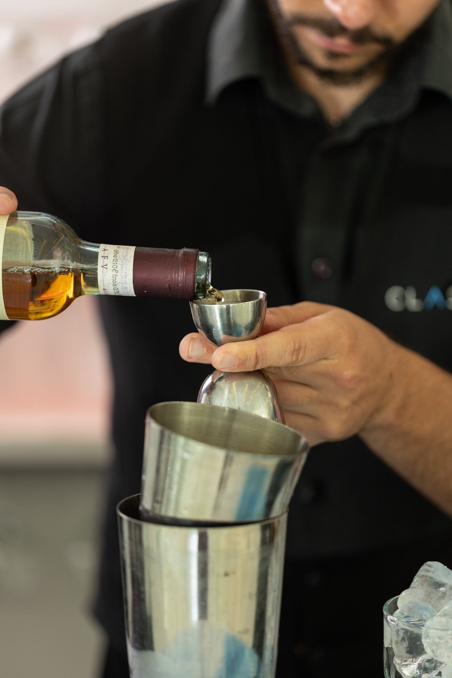 Foto della preparazione di un cocktail del CLASS Ristorante Cocktail Bar a Roma