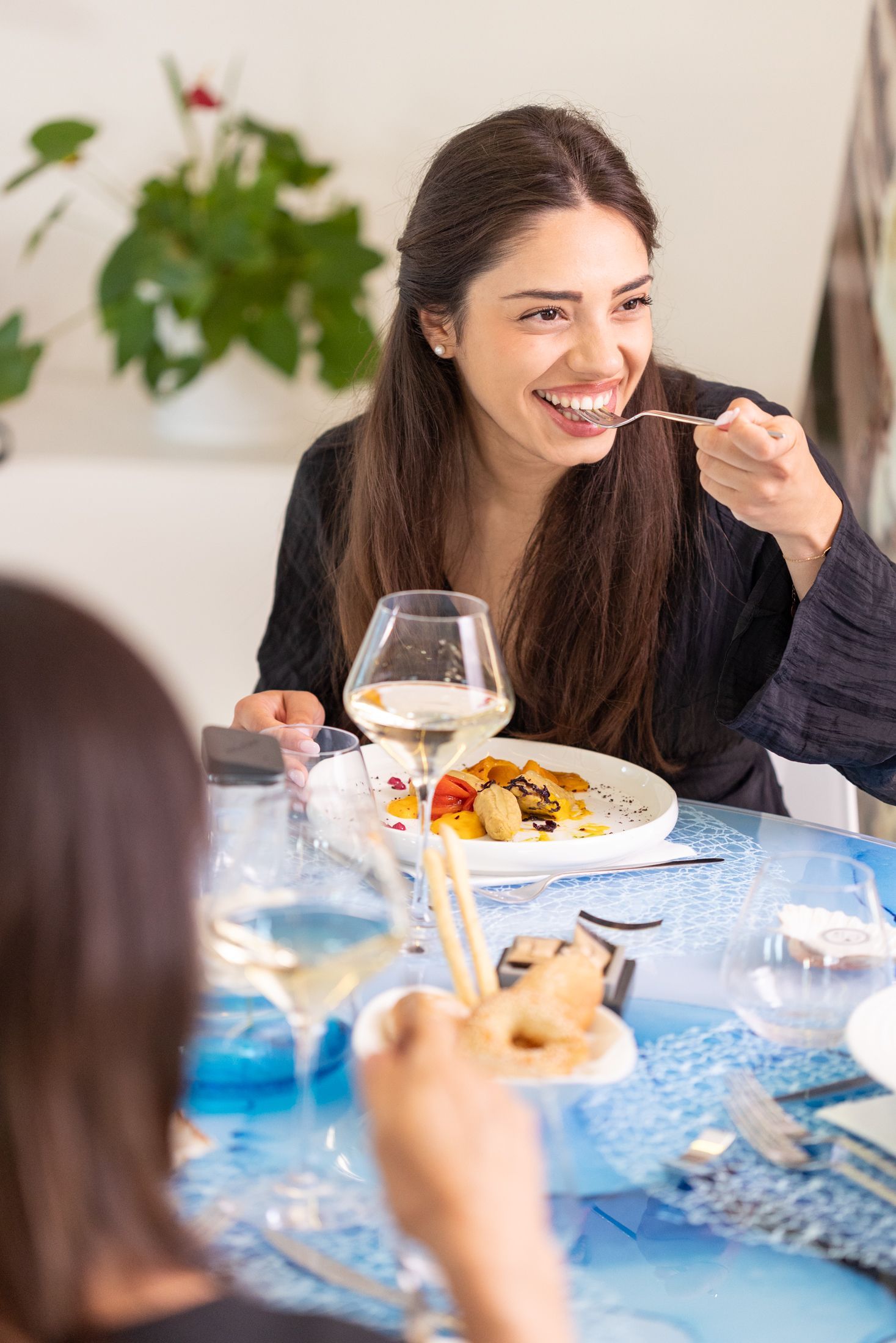 Foto di una cliente che mangia presso il Class Ristorante Roma