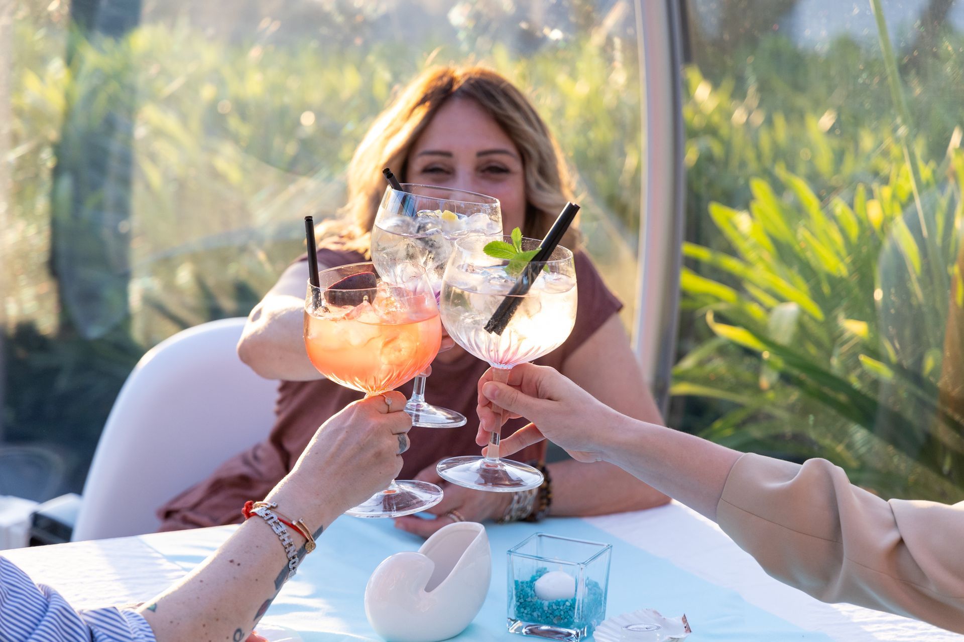 Foto di un gruppo di persone che brinda durante un evento al Class Ristorante Cocktail Bar