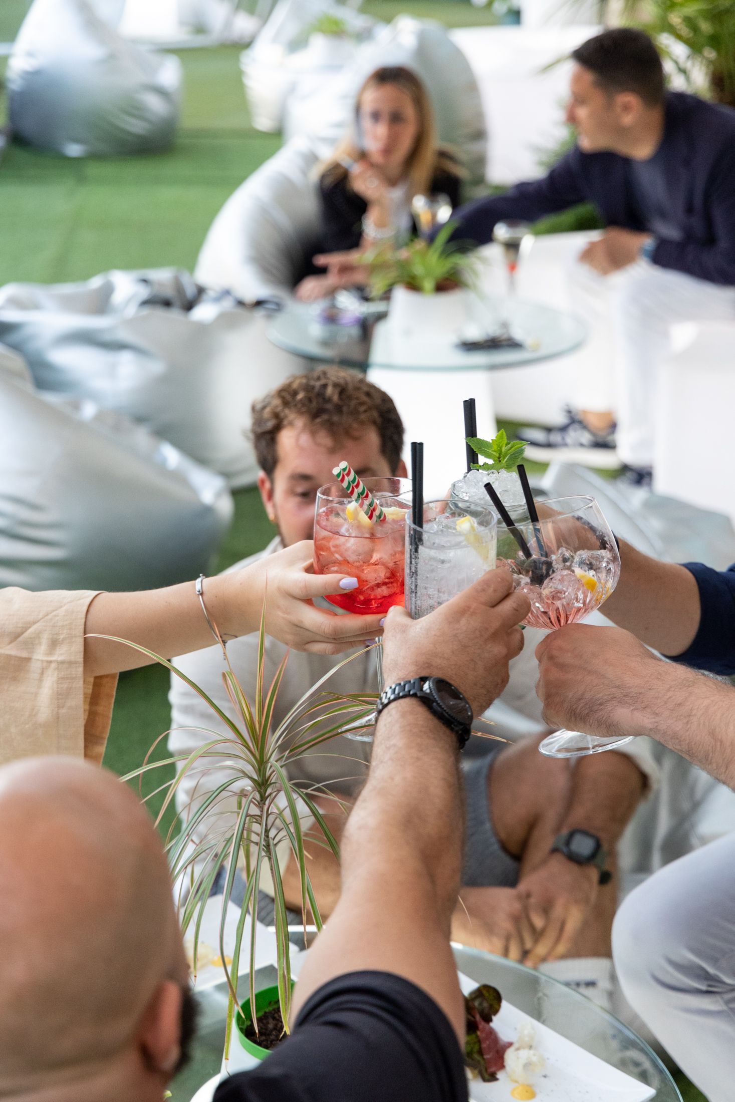 Foto di un gruppo di persone che brinda durante un evento al Class Ristorante Cocktail Bar