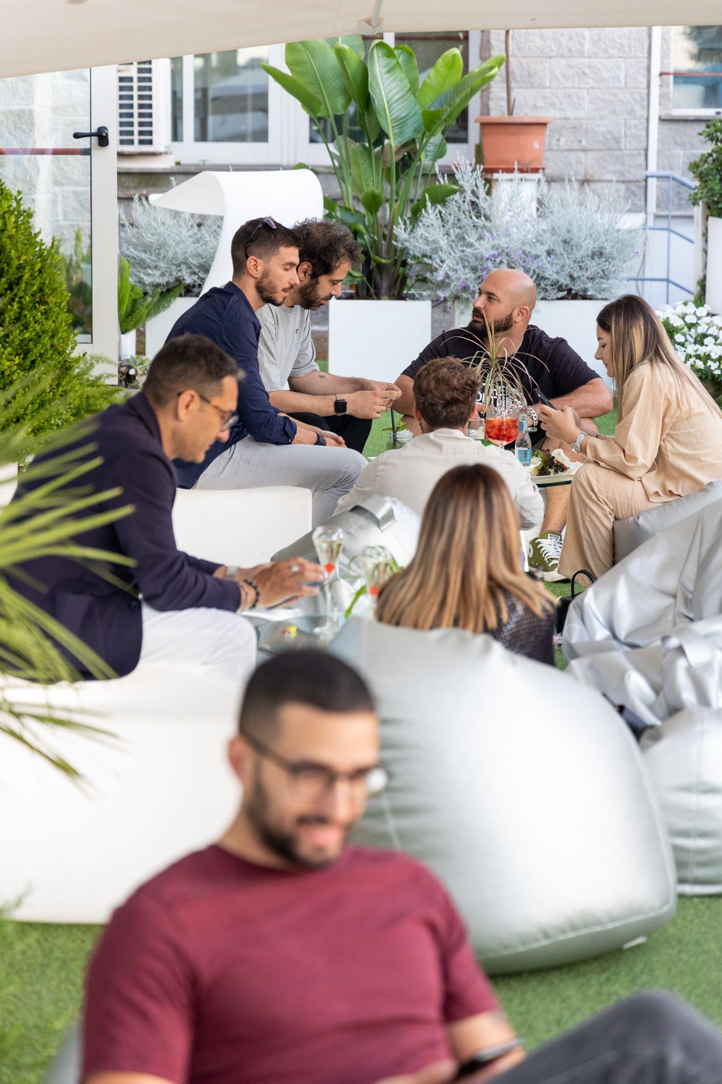 Foto di un gruppo di persone che brinda durante un evento al Class Ristorante Cocktail Bar