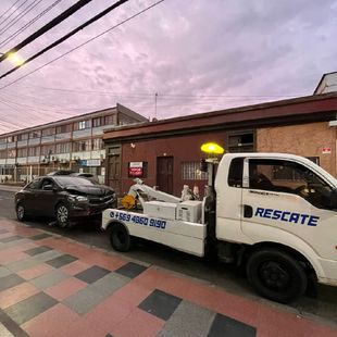 Una grúa blanca con la palabra