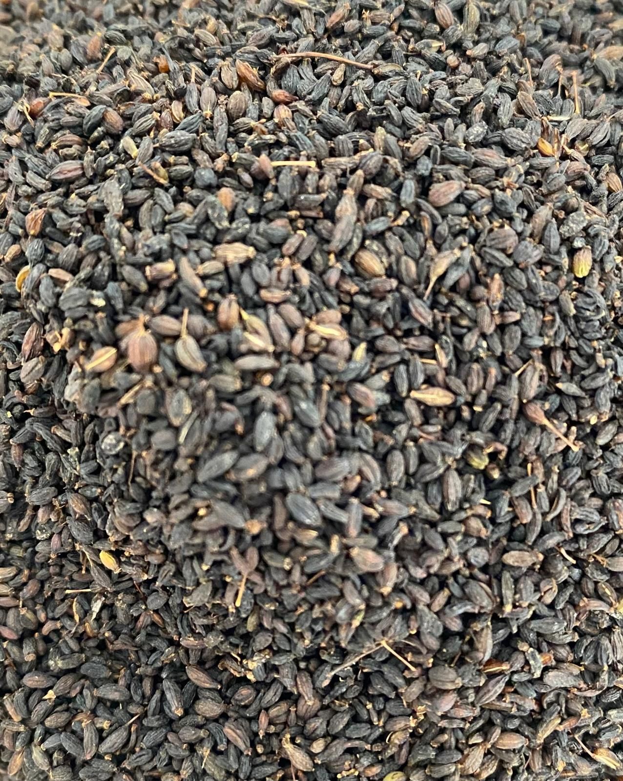 Un mucchio di semi neri posti uno sopra l'altro su un tavolo.