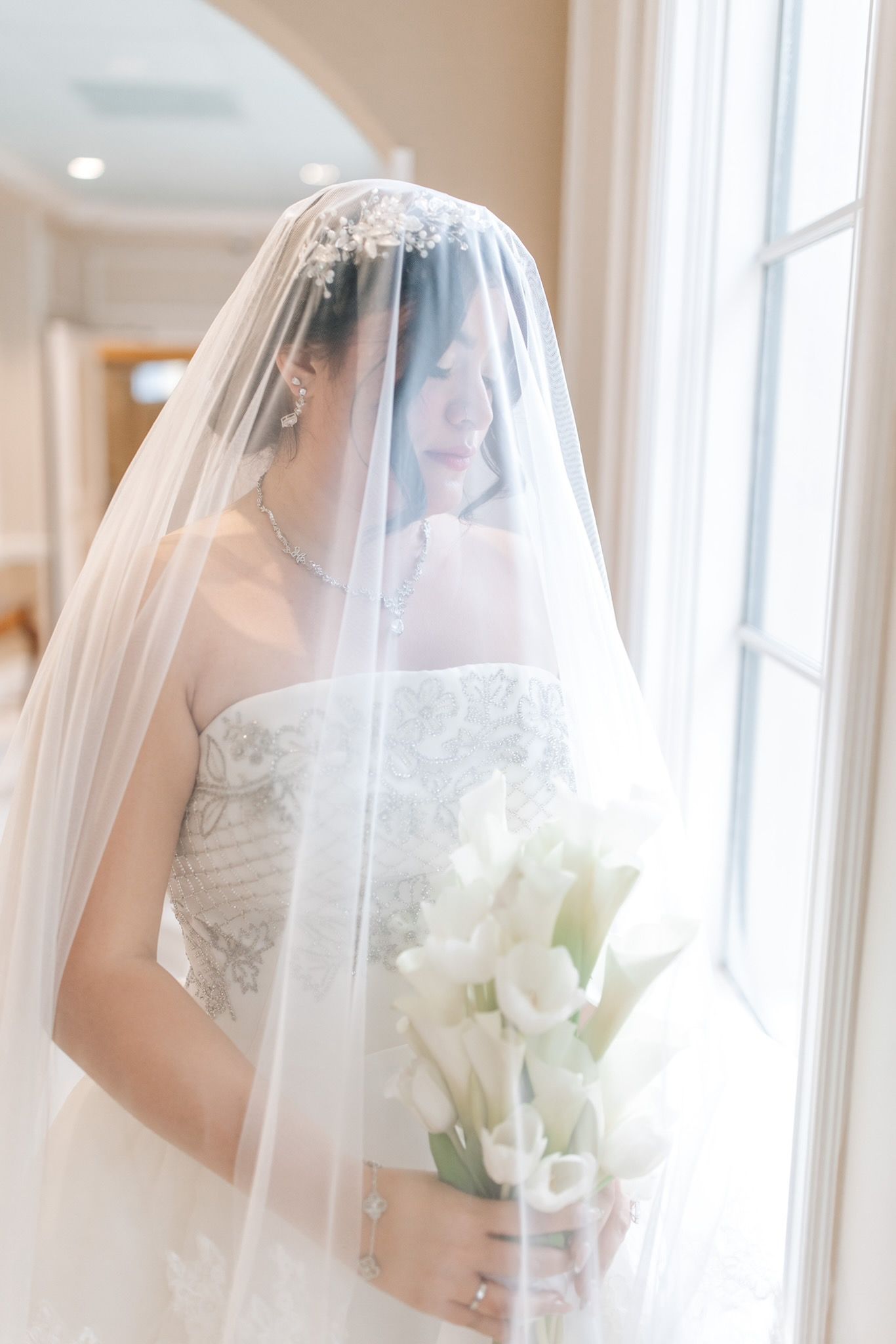 bride holding callas and tulips bouquet with timeless and elegant aesthetic, designed by Ideal Events 