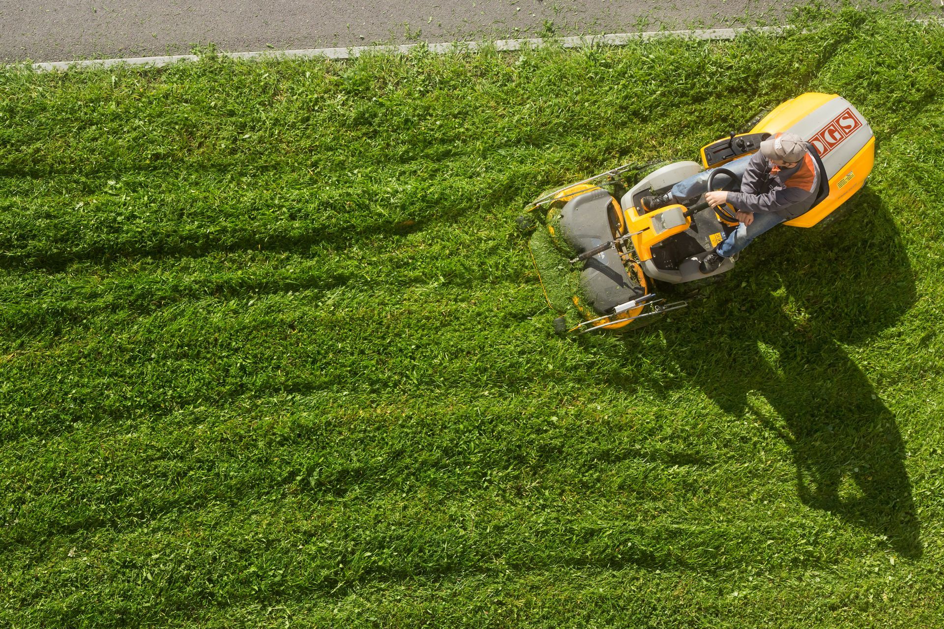 Commercial lawn cutting service