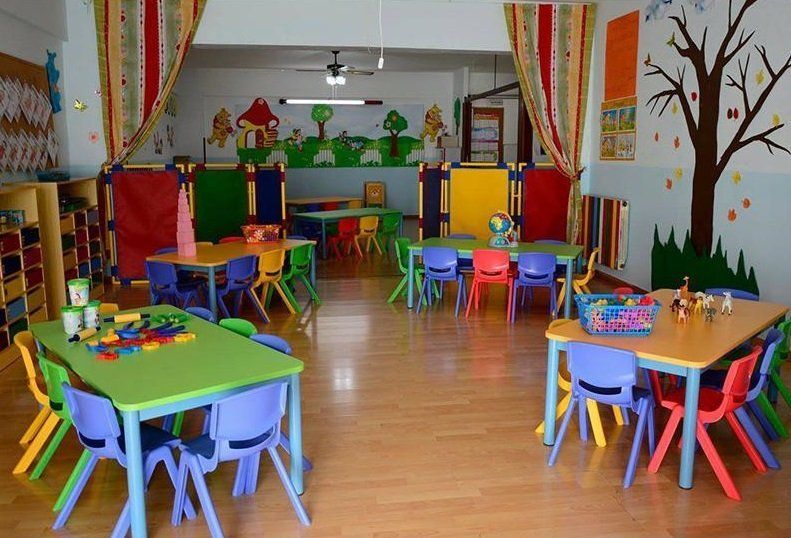 tavoli con sedie colorate