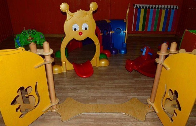 giochi per bambini di colore giallo e rosso