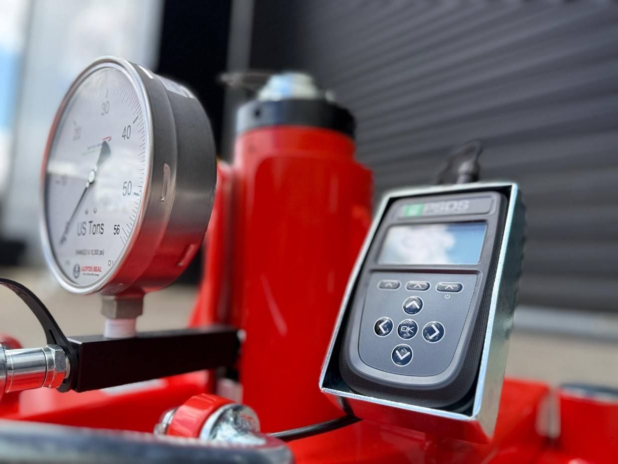 Close up of a Lloyds Beal stress jack with a PSDS load cell indicator