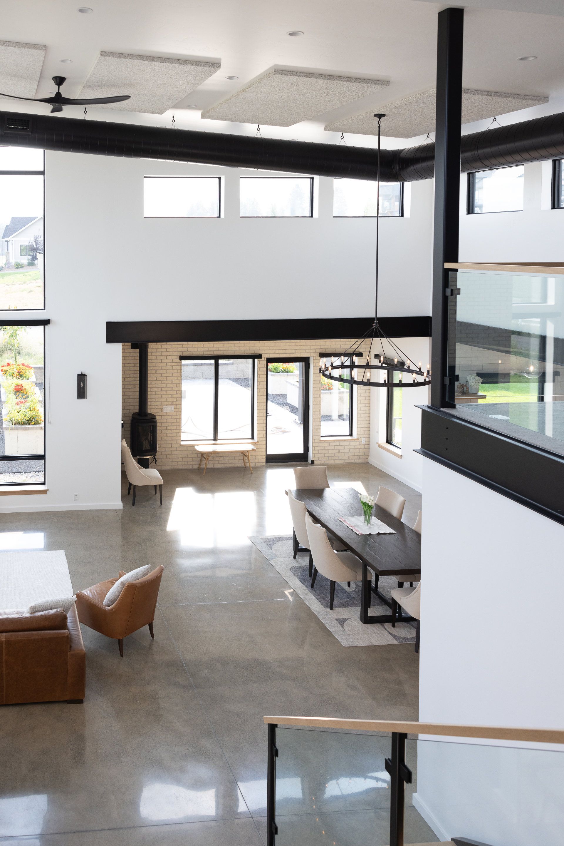 A living room with a table and chairs in it