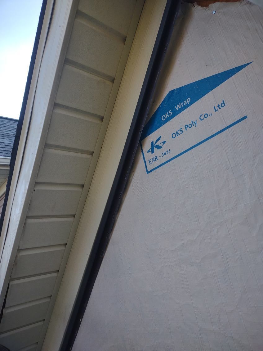 A sign on the side of a building that says k on it