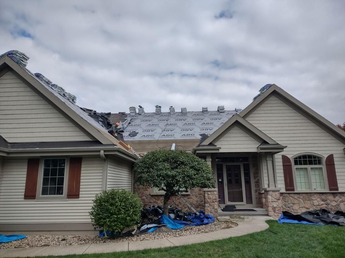 A house with a roof that is being installed.