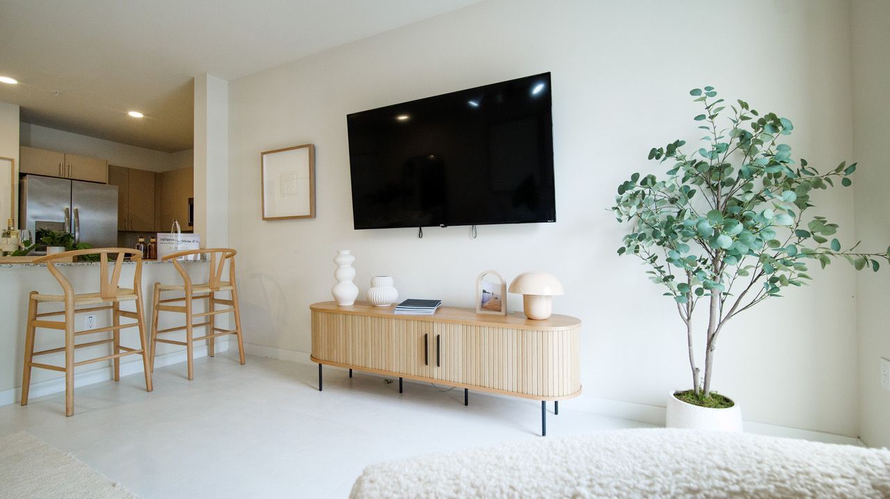 A living room with a flat screen tv on the wall.