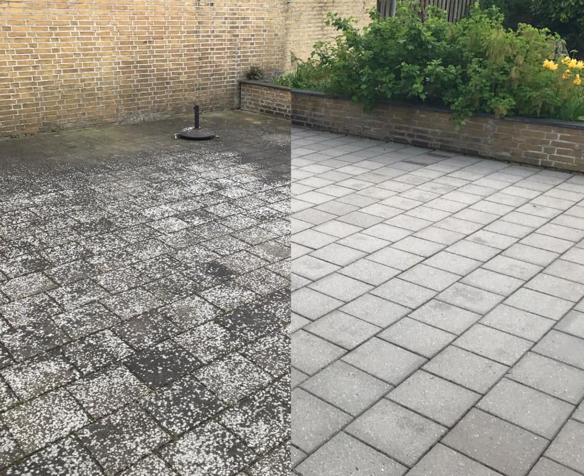 Et før og efter foto af en terrasse med en murstensvæg i baggrunden.