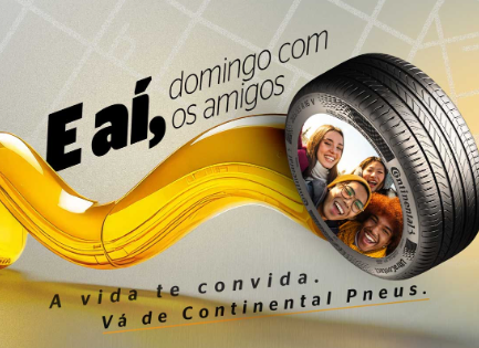 Uma família está sentada no banco de trás de um carro.