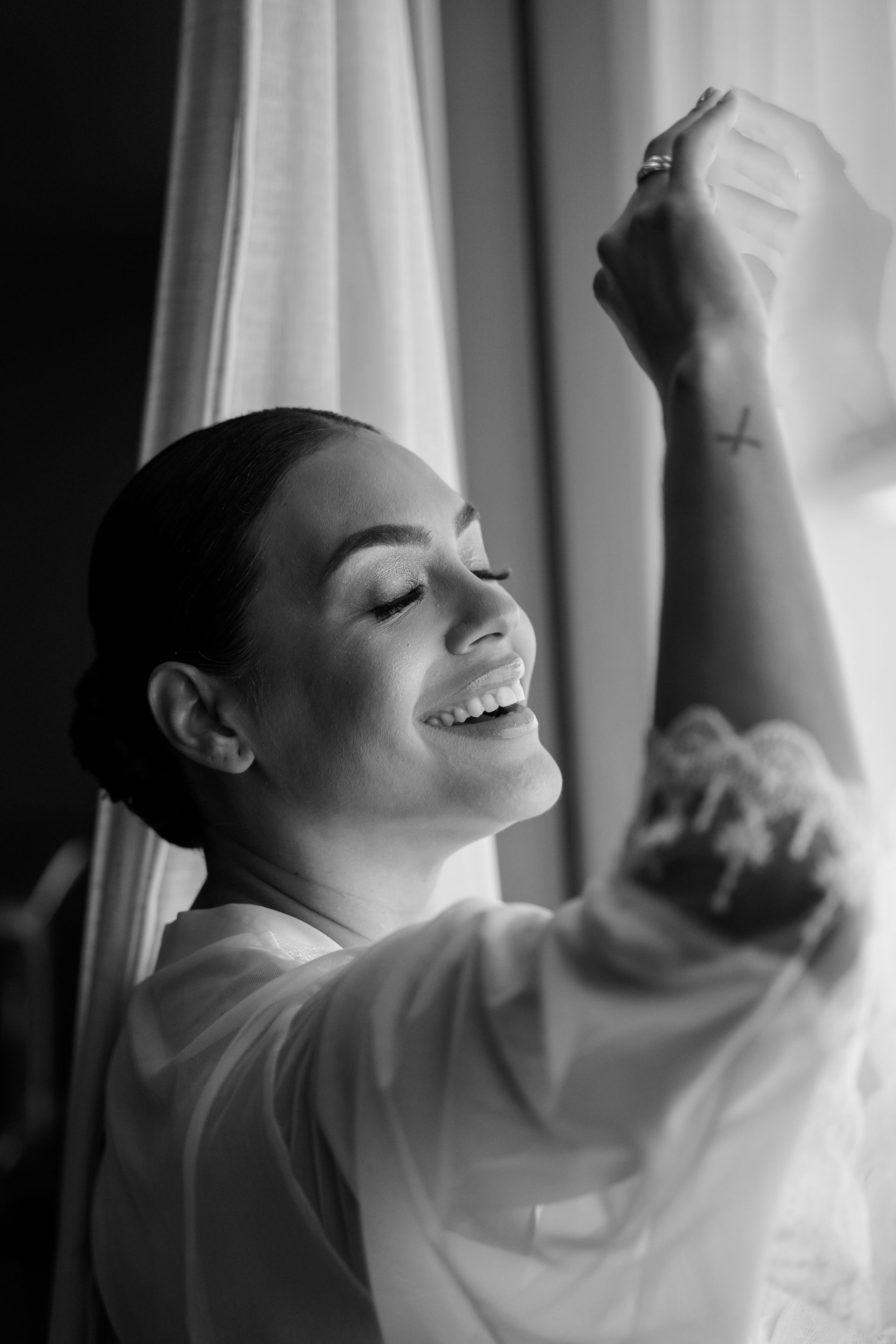 Uma foto em preto e branco de uma mulher com os braços no ar.