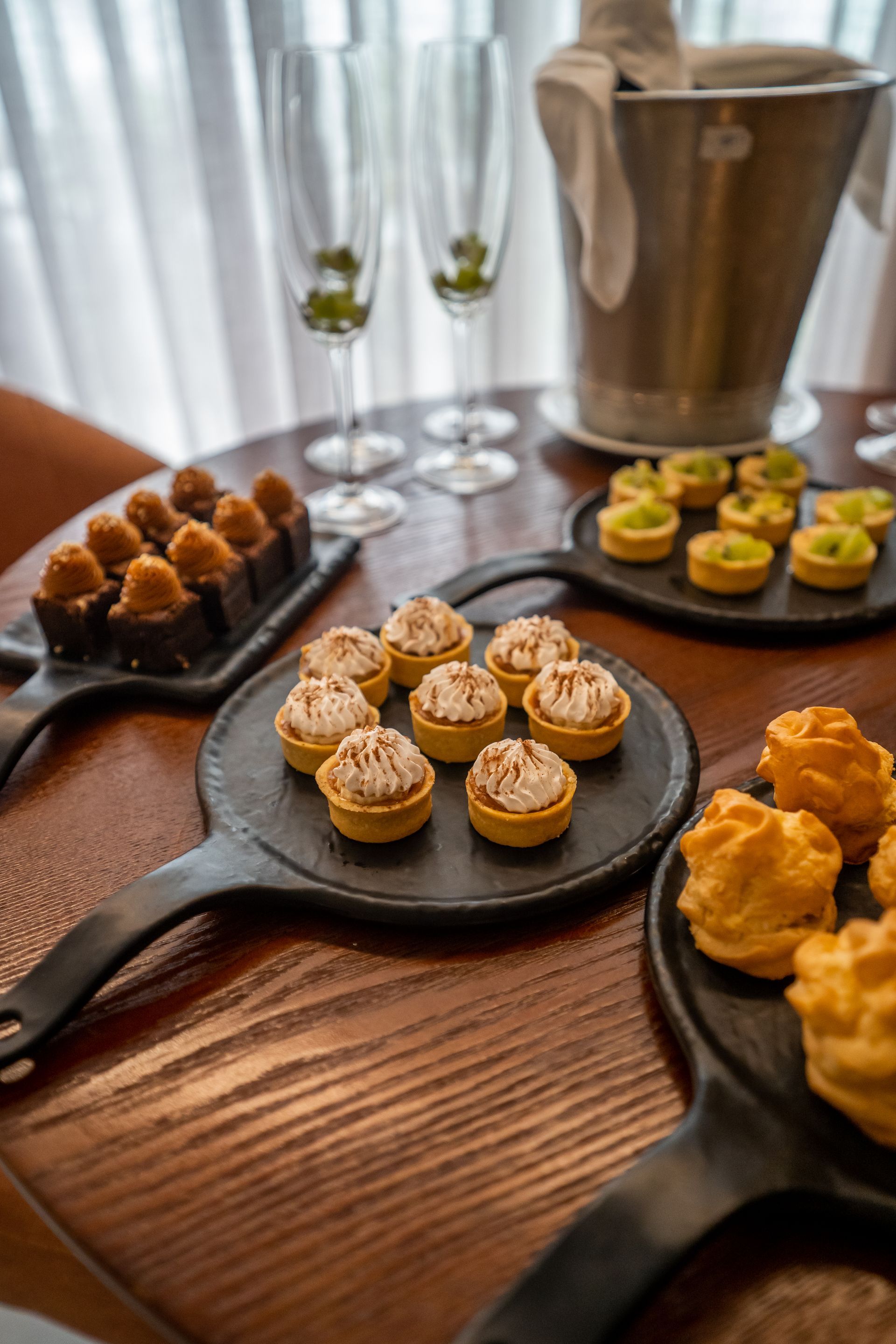 Uma mesa coberta com pratos de comida e taças de vinho.