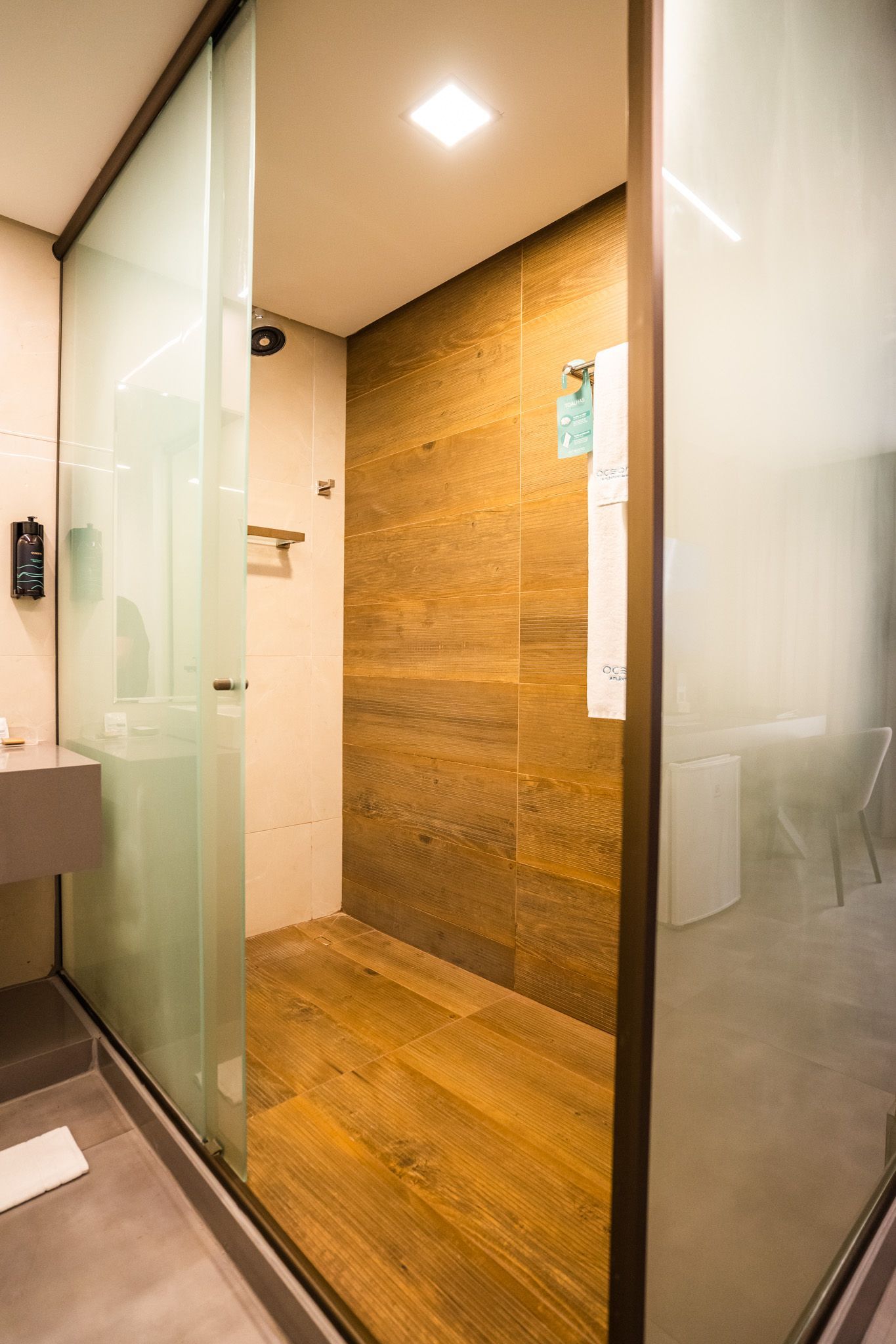 Um banheiro com chuveiro e pia.